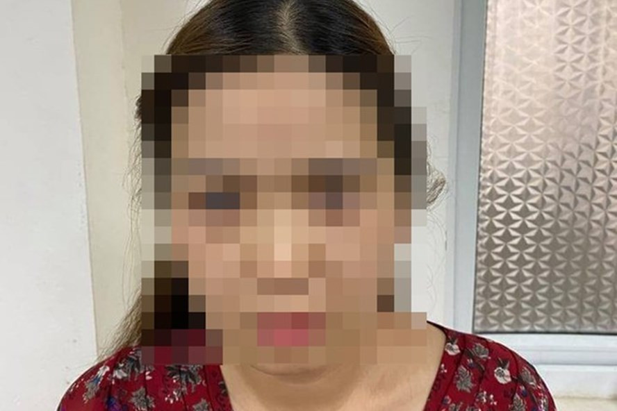 Nghi phạm trộm cắp tài sản - Hồ Thị Thu Hằng tại trụ sở công an. Ảnh: Đ.Tuấn.