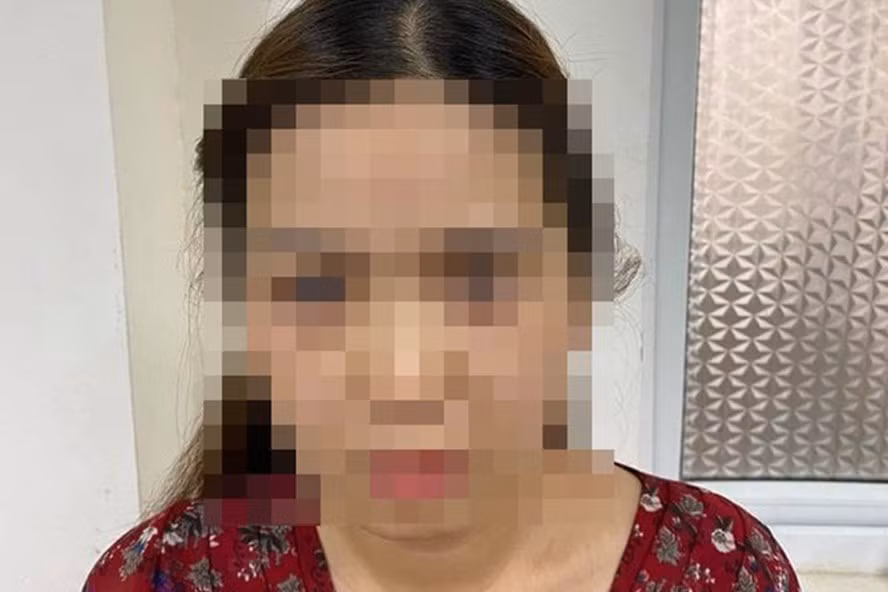 Nghi phạm trộm cắp tài sản - Hồ Thị Thu Hằng tại trụ sở công an. Ảnh: Đ.Tuấn.