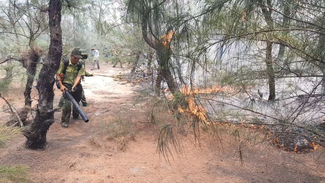 Dùng máy hơi để tạo đường ranh ngăn lửa cháy lan sang khu vực khác ẢNH: ĐỨC HUY