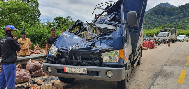 Xe bị móp méo và vỡ toàn bộ kính ở ca bin ẢNH: GIA HƯƠNG