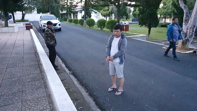 Thực nghiệm hiện trường vụ chiếm đoạt xe của ông Lâm ẢNH: GIA BÌNH