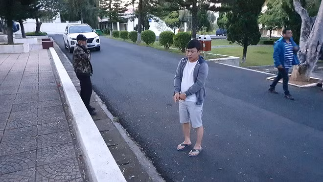 Thực nghiệm hiện trường vụ chiếm đoạt xe của ông Lâm ẢNH: GIA BÌNH