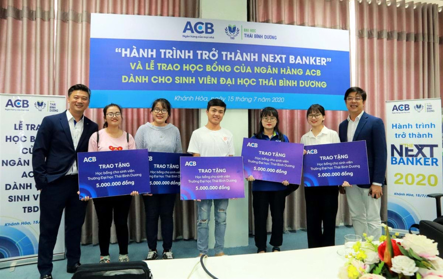 Tiến sĩ Phạm Quốc Lộc-Phó Hiệu trưởng Đại học Thái Bình Dương và ông Nguyễn Khắc Nguyện-Giám đốc Khối Quản trị Nguồn nhân lực ACB trao học bổng cho 5 sinh viên tham gia The Next Banker 2020. (Ảnh nguồn: nguoidothi.net) TS Phạm Quốc Lộc – Phó Hiệu trưởng Đại học Thái Bình Dương và ông Nguyễn Khắc Nguyện – Giám đốc Khối Quản trị Nguồn nhân lực ACB trao học bổng cho 5 sinh viên TBD tham gia The Next Banker 2020. (Ảnh nguồn: nguoidothi.net)