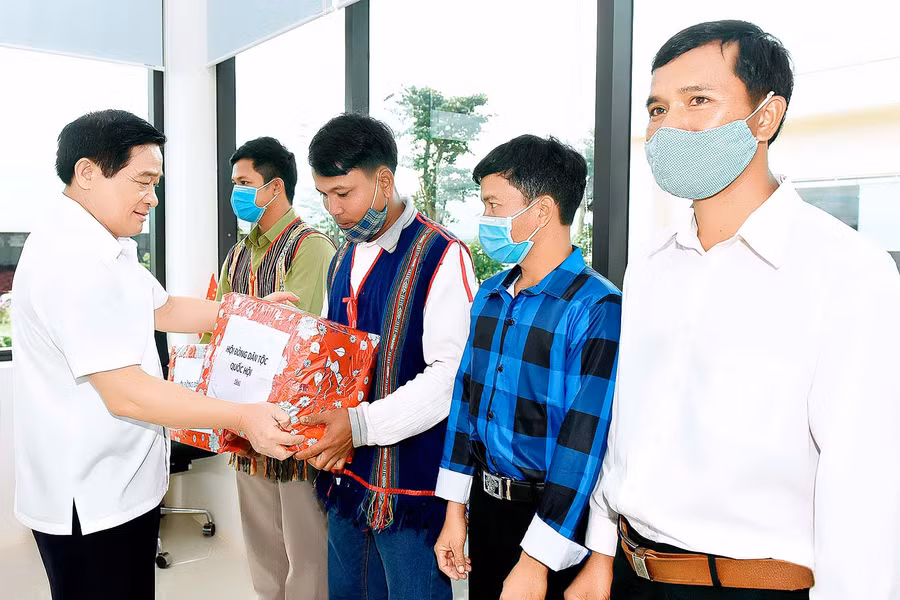 Chủ tịch Hội đồng Dân tộc của Quốc hội Hà Ngọc Chiến tặng quà cho các công nhânngười dân tộc thiểu số ở nhà máy chế bến chanh dây đồng giao