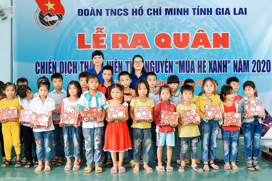 Tỉnh đoàn Gia Lai trao tặng 450 tập vở cho học sinh có hoàn cảnh khó khăn.