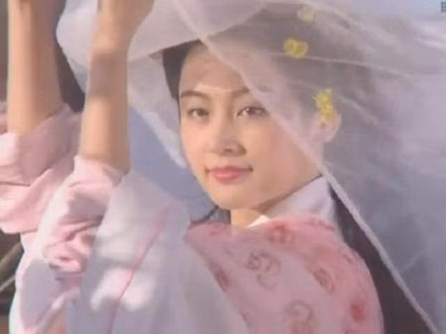 Trần Hồng (sinh năm 1968 tại Giang Tây, Trung Quốc) được khán giả biết đến nhờ vai Điêu Thuyền trong bộ phim kinh điển 