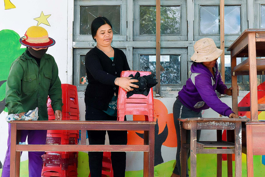 .Các phụ huynh tại điểm trường làng Alao xã Lơ Pang huyện Mang Yang dọn vệ sinh bàn ghế đón năm học mới. Ảnh: Đức Thụy