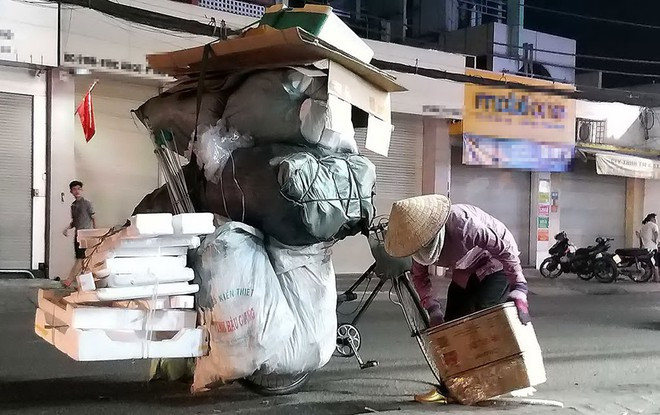 Những người lượm ve chai “cực siêng” khiến đồng nghiệp vừa nể vừa ngán ngại ẢNH: NHƯ LỊCH