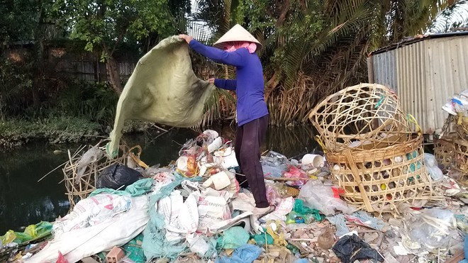 Người “xóm bọc” nhặt nhạnh ve chai ẢNH: NHƯ LỊCH