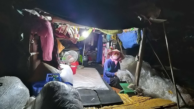 Vợ chồng bà Hai nhiều năm qua nương náu trong căn chòi xập xệ ẢNH: NHƯ LỊCH