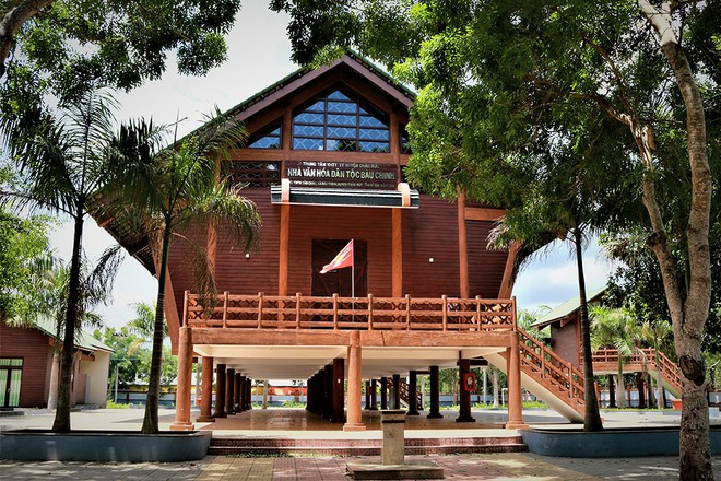 Nhà văn hóa dân tộc Bàu Chinh - nơi diễn ra các cuộc thi, lễ hội lớn