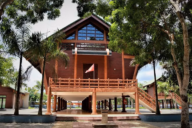 Nhà văn hóa dân tộc Bàu Chinh - nơi diễn ra các cuộc thi, lễ hội lớn