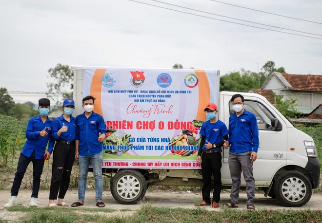 Phiên chợ 0 đồng được nhóm Đức thành lập để nhằm chia sẻ với những người dân có hoàn cảnh khó khăn ẢNH: NAM THỊNH