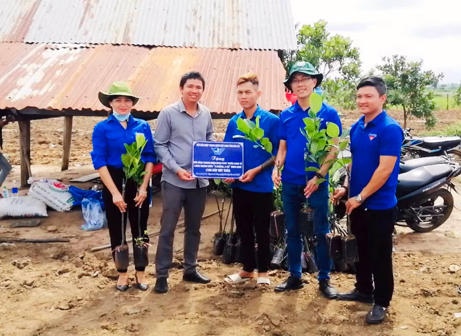Hội LHTN Việt Nam tỉnh hỗ trợ giống cây trồng cho thanh niên làng Trớ (xã Chư A Thai, huyện Phú Thiện). Ảnh: Phan Lài