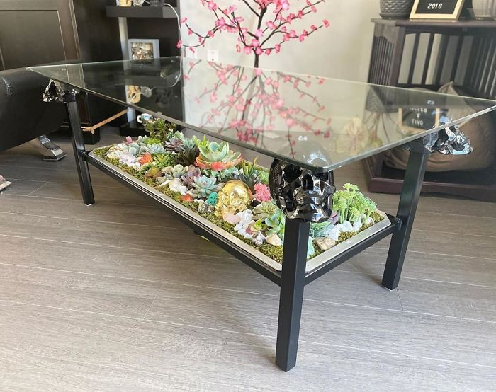 Hai là dùng bàn kính và trang trí cây phía dưới. Hai là dùng bàn kính và trang trí cây phía dưới.