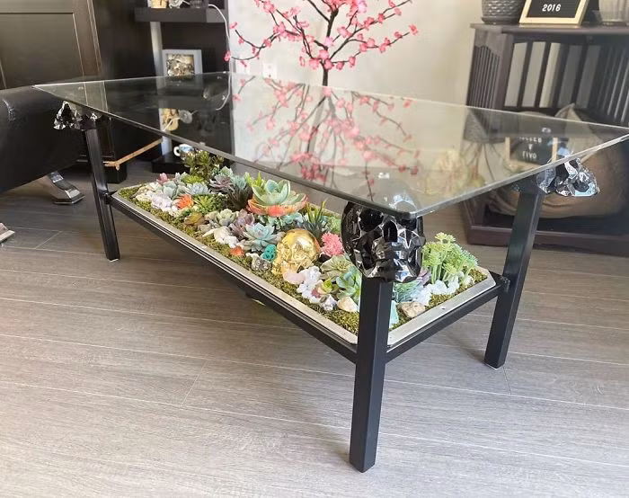 Hai là dùng bàn kính và trang trí cây phía dưới.