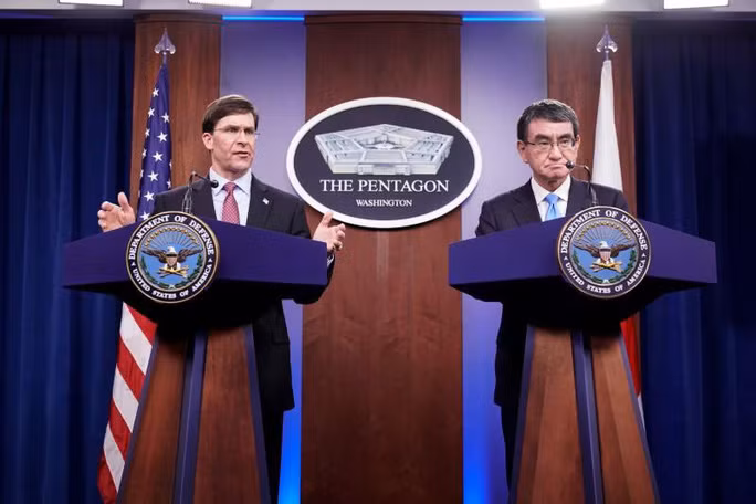  Bộ trưởng Quốc phòng Mỹ Mark Esper và người đồng cấp Nhật Bản Taro Kono. Ảnh: Reuters