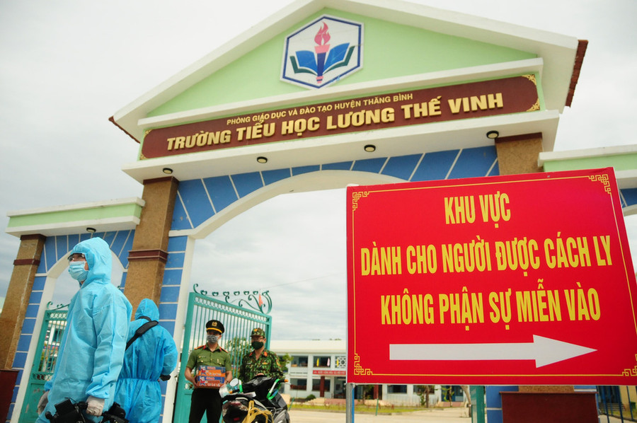 Trường Lương Thế Vinh là một trong hai khu dùng cách ly nhiều trường hợp tiếp xúc gần các ca dương tính tại khu dân cư Lưu Minh - Ảnh: B.D