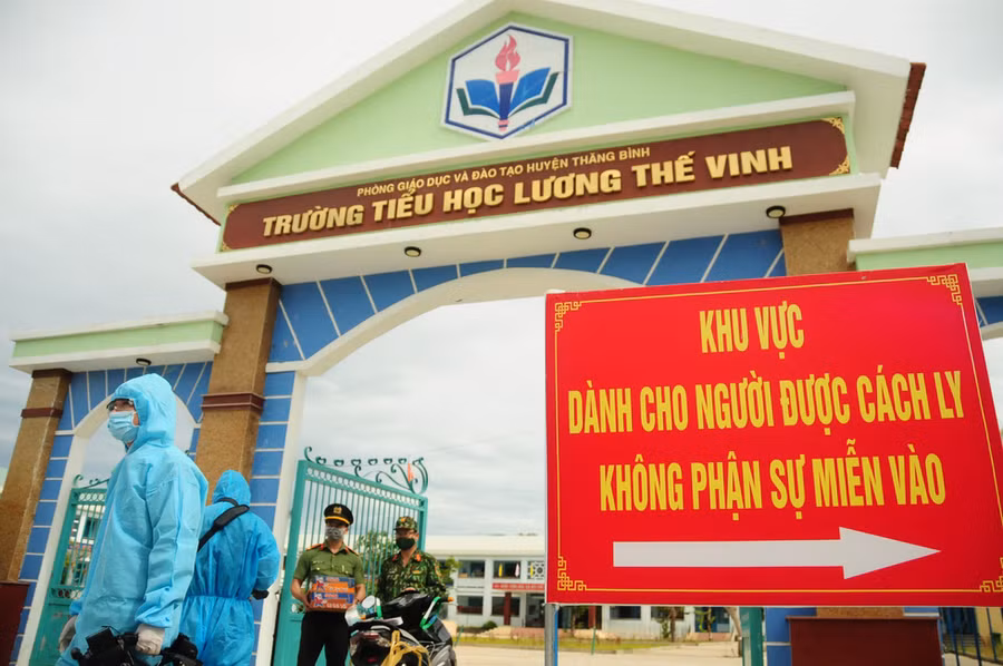 Trường Lương Thế Vinh là một trong hai khu dùng cách ly nhiều trường hợp tiếp xúc gần các ca dương tính tại khu dân cư Lưu Minh - Ảnh: B.D