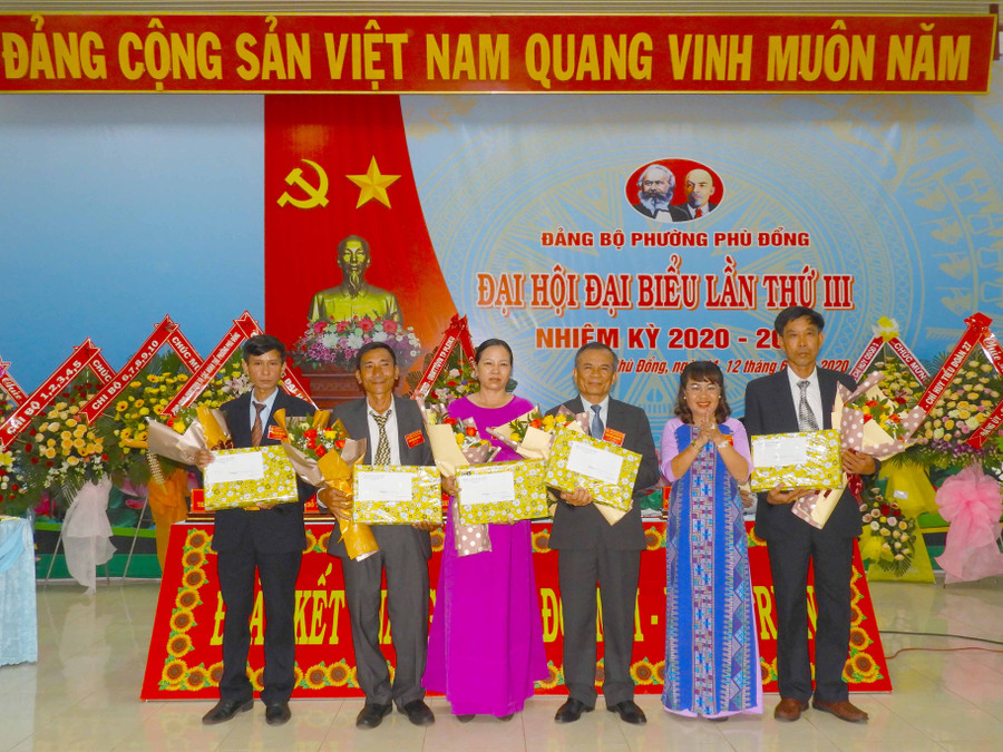 Khen thưởng các cá nhân có thành tích xuất sắc xây dựng phường Phù Đổng. Ảnh: Thanh Nhật 