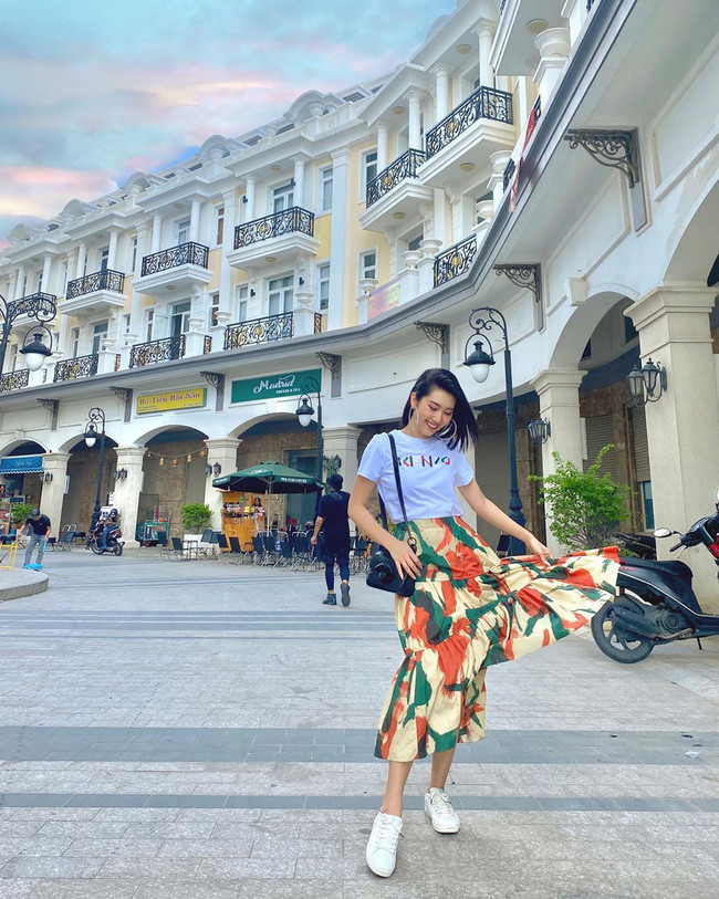 Diễn viên Thúy Ngân nhờ sự giúp đỡ của cư dân mạng: “Xóa giúp em hai anh phía sau với chiếc xe”. Diễn viên Thúy Ngân nhờ sự giúp đỡ của cư dân mạng: “Xóa giúp em hai anh phía sau với chiếc xe”.