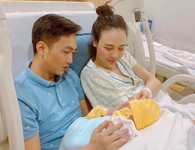 Vợ chồng Đàm Thu Trang hạnh phúc chào đón con gái Suchin ra đời ẢNH: FBNV