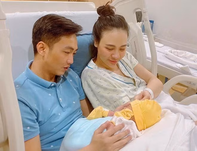 Vợ chồng Đàm Thu Trang hạnh phúc chào đón con gái Suchin ra đời ẢNH: FBNV