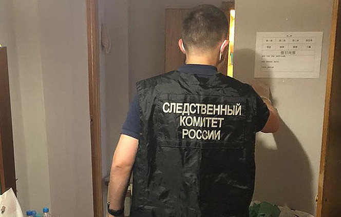 Các điều tra viên và chuyên viên pháp y đang lùng sục chứng cứ trong căn hộ. Ảnh: TASS Các điều tra viên và chuyên viên pháp y đang lùng sục chứng cứ trong căn hộ. Ảnh: TASS