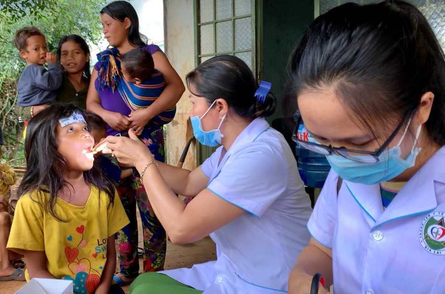 Sau khi phát hiện ca bệnh, ngành Y tế phối hợp với chính quyền địa phương các huyện Đak Đoa, Ia Grai và TP.Pleiku tổ chức khám sàng lọc và cấp thuốc điều trị dự phòng bạch hầu cho người dân. Ảnh: Như Nguyện