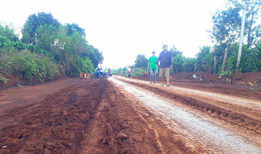 Đoạn đường dài khoảng 200 m tiếp giáp giữa thôn 5 (thị trấn Đak Đoa) với thôn Tam Điệp (xã Hneng) mới được thi công đổ nhựa nhưng bị bùn đất lấp kín. Ảnh: Nguyễn Tú 