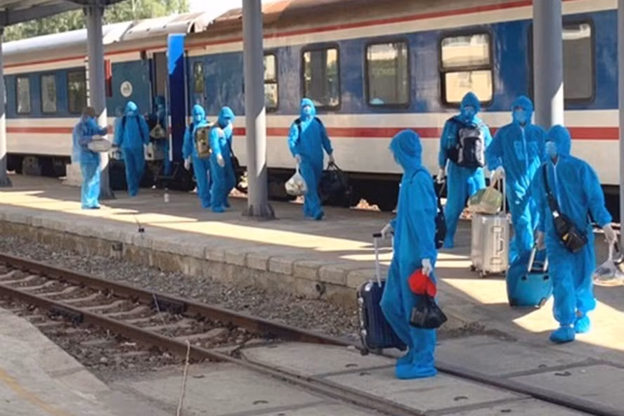 Ngành đường sắt đưa công nhân Trung Quốc sang Việt Nam làm việc. Ảnh VNR Ngành đường sắt đưa công nhân Trung Quốc sang Việt Nam làm việc. Ảnh VNR