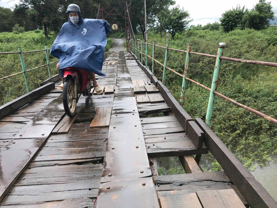  Cầu treo Biển Hồ đã xuống cấp nhưng nhiều người dân bất chấp nguy hiểm qua lại. Ảnh: Lê Văn Ngọc 