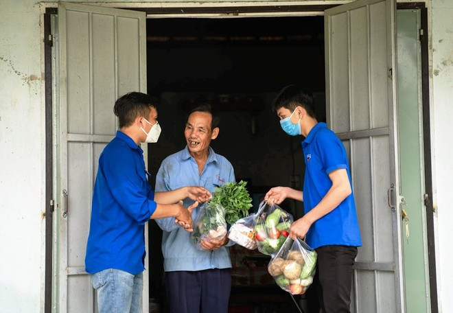 Nhiều người dân vui vẻ khi tận tay nhận những phần quà từ các bạn trẻ. ẢNH: NAM THỊNH