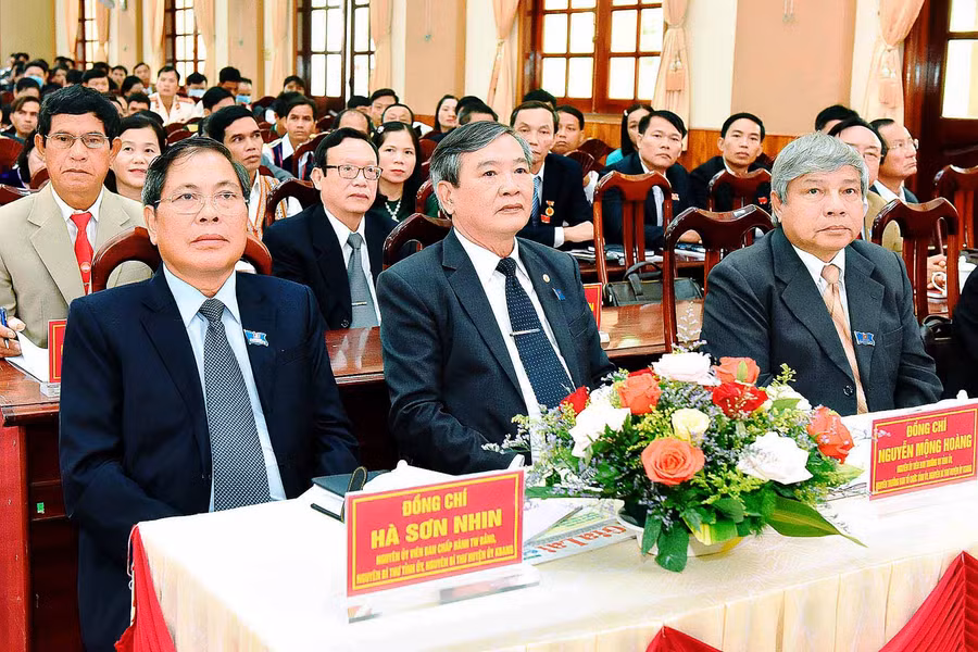 Các đồng chí nguyên lãnh đạo qua các thời kì tham dự hội nghị. Ảnh: Đức Thụy 