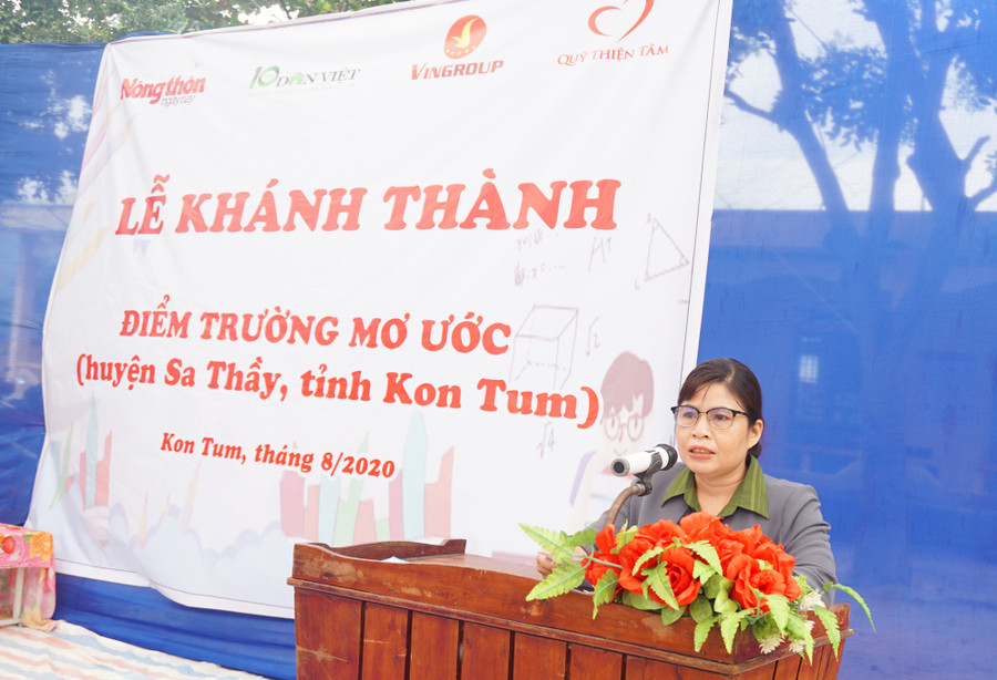 Bà Y Sâm – Phó Bí thư thường trực Huyện ủy Sa Thầy cảm ơn Báo NTNN /Điện tử Dân Việt và Quỹ Thiện Tâm - Tập đoàn Vingroup đã hỗ trợ, xây điểm trường tại địa phương.