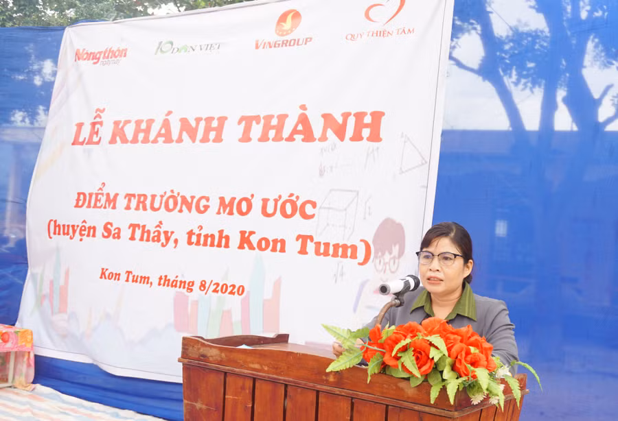 Bà Y Sâm – Phó Bí thư thường trực Huyện ủy Sa Thầy cảm ơn Báo NTNN /Điện tử Dân Việt và Quỹ Thiện Tâm - Tập đoàn Vingroup đã hỗ trợ, xây điểm trường tại địa phương.