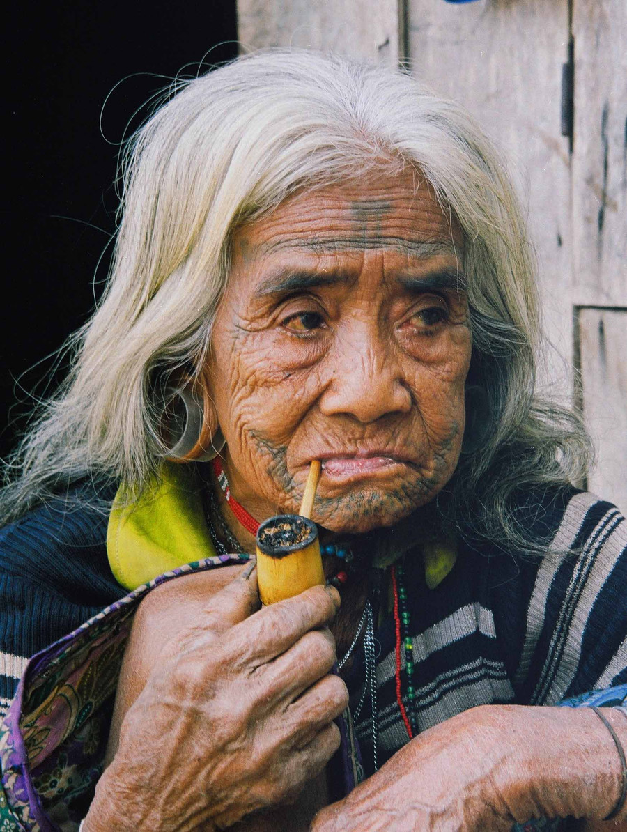 Cụ bà Nàng Bun-nhân chứng cuối cùng về tập tục xăm mặt của người Brâu. Ảnh: Nguyễn Văn Kự