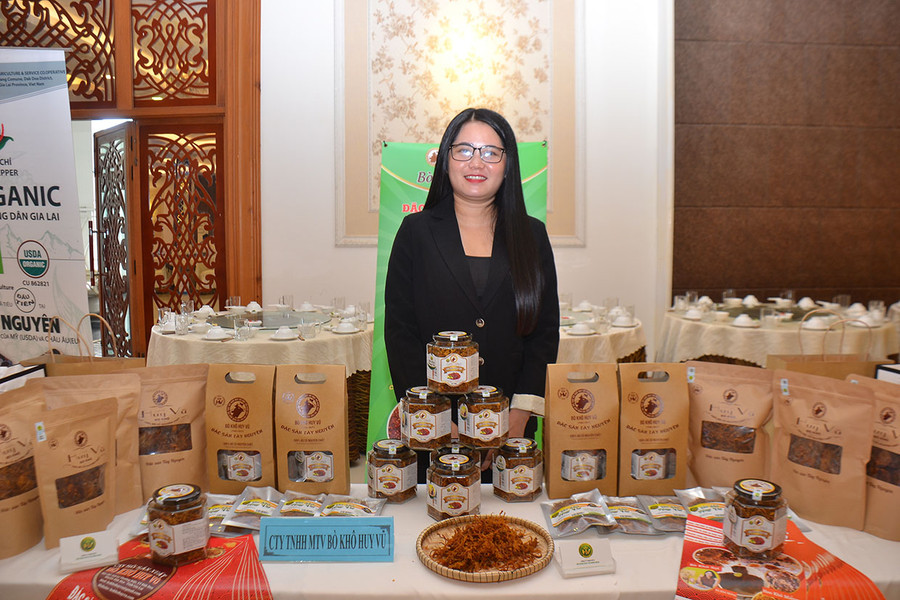 Chị trần Thị Diễm Kiều giới thiệu các sản phẩm bò khô Huy Vũ đạt sản phẩm OCOP năm 2019