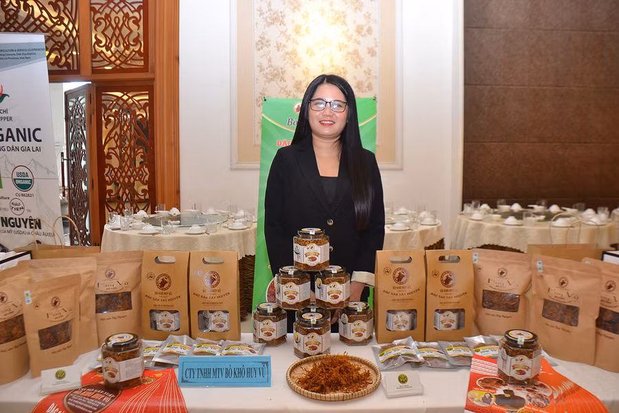 Chị trần Thị Diễm Kiều giới thiệu các sản phẩm bò khô Huy Vũ đạt sản phẩm OCOP năm 2019