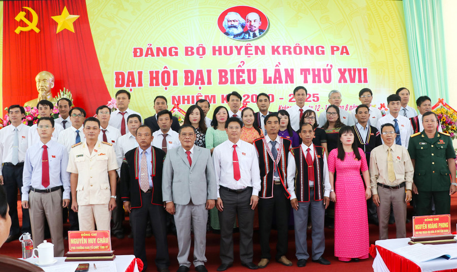 Ban Chấp hành Đảng bộ huyện Krông Pa khóa XVII (nhiệm kỳ 2020-2025) ra mắt Đại hội. Ảnh: Linh Hòa Ban Chấp hành Đảng bộ huyện Krông Pa khóa XVII (nhiệm kỳ 2020-2025) ra mắt Đại hội. Ảnh: Linh Hòa