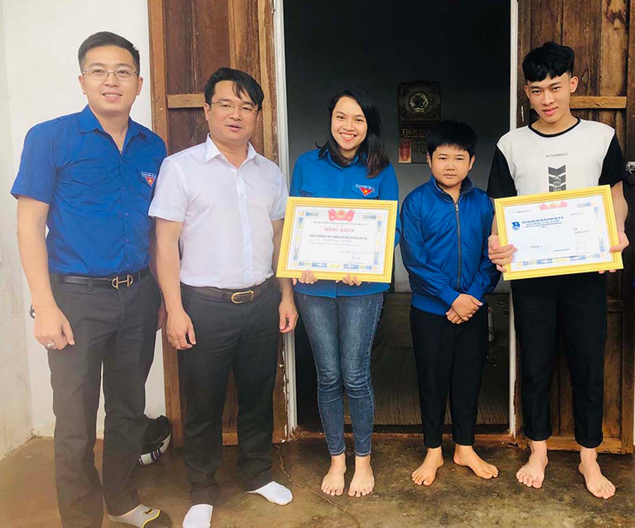 Em Trịnh Quang Toàn (bìa phải) được Ban Chấp hành Tỉnh Đoàn tặng bằng khen vì hành động đẹp. Ảnh: T.B Em Trịnh Quang Toàn (bìa phải) được Ban Chấp hành Tỉnh Đoàn tặng bằng khen vì hành động đẹp. Ảnh: T.B
