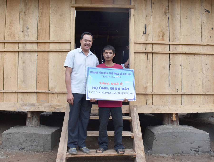 Anh Đinh Rây (làng Cam, xã Đak Smar, huyện Kbang) vui mừng khi được ngành VHTT-DL tặng nhà ở. Ảnh: Hà Phương Anh Đinh Rây (làng Cam, xã Đak Smar, huyện Kbang) vui mừng khi được ngành VHTT-DL tặng nhà ở. Ảnh: Hà Phương