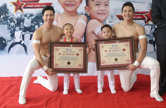 Hai con của Quốc Cơ - Quốc Nghiệp là cặp anh em nhỏ tuổi đứng thăng bằng trên tay cha 1 phút 12 giây ẢNH: VIỆT KHOA