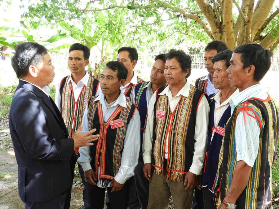 Trao đổi về công tác xây dựng khối đại đoàn kết toàn dân tại xã Đak Tơ Ver. Ảnh: Thanh Nhật