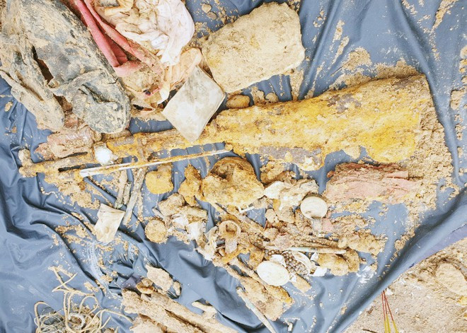 Hài cốt và di vật được tìm thấy. Ảnh: Đ.T