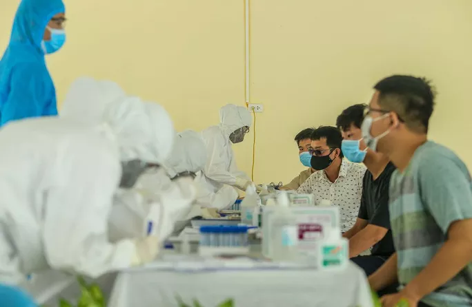 Lấy mẫu xét nghiệm SARS-CoV-2 ở Hà Nội