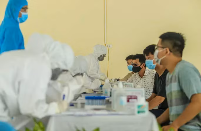 Lấy mẫu xét nghiệm SARS-CoV-2 ở Hà Nội