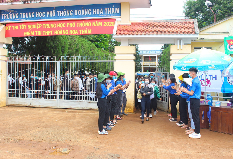 Lực lượng thanh niên tình nguyện chào đón, cổ vũ tinh thần thí sinh sau khi môn thi đầu tiên kết thúc. Ảnh: Nguyễn Giang