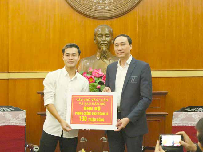Tiền đạo Nguyễn Văn Toàn trao tiền ủng hộ Trung ương MTTQ Việt Nam góp phần phòng-chống dịch Covid-19 vào tháng 3-2020. Ảnh: Văn Toàn