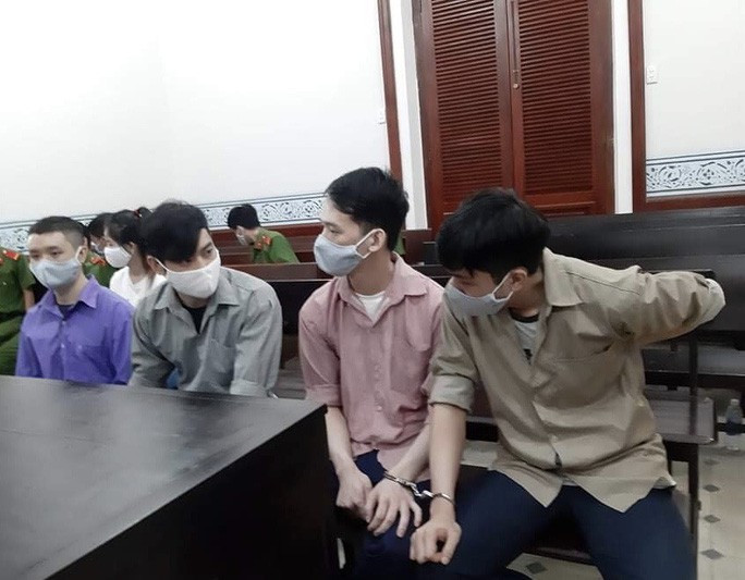Các bị cáo lãnh án vì tham gia hoạt động tổ chức cho vay lãi nặng do ông chủ người Trung Quốc thao túng